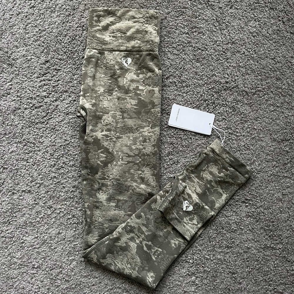 Never worn Women’s Best what proof leggings- camo